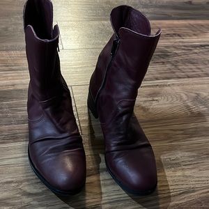 Ankle booties maroon color only worsen a few times